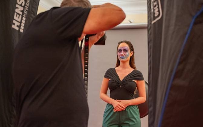 20241119 Fotoshooting mit Manfred Baumann fuer den DAC Kalender WIEN, OESTERREICH - 19. NOVEMBER: Starfotograf Manfred Baumann und Fernsehmoderatorin und Journalistin Sasa Schwarzjirg waehrend des Fotoshootings fuer die 14. Auflage des Dancer Against Cancer - DAC Charity-Fotokalenders 2025-2026 unter dem Thema -Superhelden- mit Starfotograf Manfred Baumann im Hotel Kaiserhof am 19. November 2024 in Wien, Oesterreich. 241119_SEPA_17_076 Copyright: xIsabellexOuvrardx SEPAxMedia