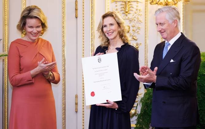 Bilder des Jahres 2024, Entertainment 11 November Entertainment Themen der Woche KW47 Entertainment Bilder des Tages Queen Mathilde of Belgium, Anouchka de Bellefroid of Scarmuse (visagist) and King Philippe - Filip of Belgium pose for the photographer during a royal reception with the newly appointed suppliers holding a Royal warrant of appointment (Brevet van Hofleverancier - Brevet de Fournisseurs de la cour), at the Royal Palace, in Brussels, Tuesday 19 November 2024.  BENOITxDOPPAGNE 105785671