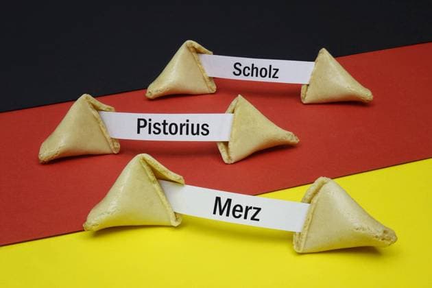 Glückskekse und Kanzlerkandidaten Glückskekse und Kanzlerkandidaten, 19.11.2024, Borkwalde, Brandenburg, In Glückskeksen befinden sich die Namen von Scholz, Pistorius und Merz. *** Fortune cookies and chancellor candidates Fortune cookies and chancellor candidates, 19 11 2024, Borkwalde, Brandenburg, Fortune cookies contain the names of Scholz, Pistorius and Merz