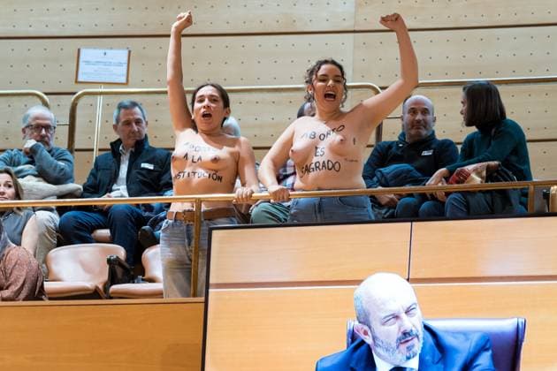 News Themen der Woche KW47 News Bilder des Tages FEMEN carries out an action during a plenary session in the Senate Two activists during a FEMEN action during a plenary session in the Senate, on November 19, 2024, in Madrid Spain FEMEN has carried out this action on the occasion of the celebration of the summit For freedom and the culture of life in the Senate next December Today, he Socialist Group in the Upper House has registered a motion together with BNG, ERC, EH Bildu, Izquierda Confederal and PNV, which will be debated and voted in the Equality Commission, urging the Senate Bureau to withdraw the authorization to hold the international summit against abortion 19 NOVEMBER 2024 FEMEN ACTION FEMINISM FEMINISTAS ACTIVISTAS ACTIVISMO Diego Radamé Madrid Madrid Spain  Copyright: xDiegoxRadamÃ sx 6351540