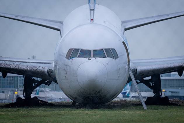 November 19, 2024, Vancouver, Bc, CANADA: CORRECTS DATE TO TUESDAY, NOV.19, 2024 IN ETC101-114 An Amazon Prime Air Boeing 767-338 sits on the grass after overrunning the runway, at the Vancouver International Airport in Richmond B.C., on Tuesday, Nov.19, 2024. Vancouver CANADA  - ZUMAc35_ 20241119_zaf_c35_038 Copyright: xEthanxCairnsx