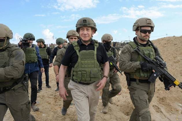 Bilder des Jahres 2024, News 11 November News Themen der Woche KW47 News Bilder des Tages November 19, 2024, Netzarim Corridor, Gaza Strip: Israeli Prime Minister BENJAMIN NETANYAHU (C) visits the Netzarim Corridor in the Gaza Strip with Defense Minister Katz, IDF Chief of Staff Lt. Gen. Halevi and ISA Director Bar. The Prime Minister and the Defense Minister were briefed by 99th Division Commander and the Head of Southern Command at an observation point in the corridor. Netzarim Corridor Gaza Strip - ZUMAi99_ 20241119_zip_i99_001 Copyright: xMaayanxToaf IsraelxGpox