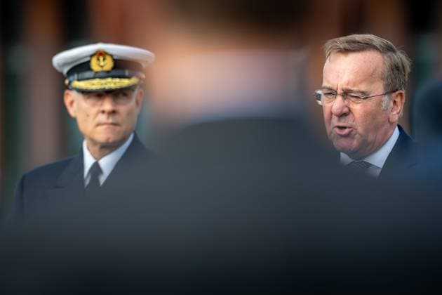 21.10.2024, Boris Pistorius (SPD) Verteidigungsminister Boris Pistorius und der Inspekteur der Marine, Jan Christian Kaack, bei einem Pressestatement im Anschluß an die Aufstellungszeremonie des CTF Baltic in Rostock Rostock Mecklenburg-Vorpommern Deutschland *** 21 10 2024, Boris Pistorius SPD Defense Minister Boris Pistorius and the Inspector of the Navy, Jan Christian Kaack, at a press statement following the installation ceremony of the CTF Baltic in Rostock Rostock Mecklenburg Vorpommern Germany