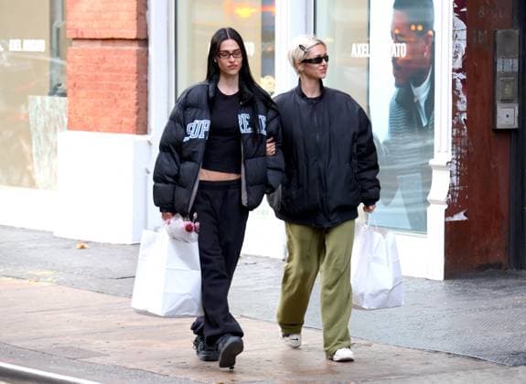 Entertainment Themen der Woche KW47 Entertainment Bilder des Tages Iris Law And Amelia Hamlin Shopping - NYC Models Iris Law and Amelia Gray Hamlin are walking together and shopping at Diptyque Prince store in Soho, New York City, NY, USA on November 19, 2024. Photo by Dylan Travis ABACAPRESS.COM New York City NY United States  Copyright: xDylanxTravis ABACAx
