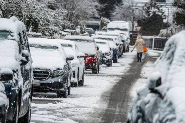 News Themen der Woche KW47 News Bilder des Tages Wintereinbruch, Schneefall morgens um 8 Uhr in Waldperlach, verschneite Bürgersteige, eingeschneite Autos, München, 20. November 2024 Deutschland, München, 20. November 2024, Wintereinbruch, Schneefall morgens um 8 Uhr in Waldperlach, eingeschneite Autos, glatte Straße, Glättegefahr, Morgendämmerung, Winterwetter, Winter, Bayern, *** Onset of winter, snowfall at 8 a.m. in Waldperlach, snow-covered sidewalks, snow-covered cars, Munich, November 20, 2024 Germany, Munich, November 20, 2024, Onset of winter, snowfall at 8 a.m. in Waldperlach, snow-covered cars, slippery road, danger of slipperiness, dawn, winter weather, winter, Bavaria,