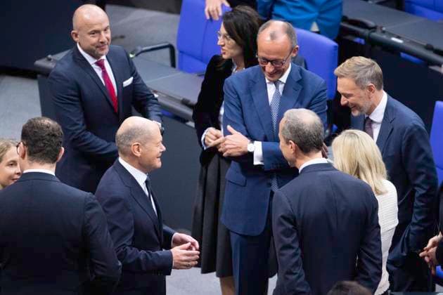 Scholz, Merz, Lindner - Bundestag DEU, Deutschland, Germany, Berlin, 13.11.2024 Olaf Scholz , Bundeskanzler SPD , Friedrich Merz , Vorsitzender der CDU , und Christian Lindner , Vorsitzender der FDP (v.l.n.r.) waehrend der Debatte bei einer Sitzung des Deutschen Bundestages ueber die Regierungserklaerung im Bundestag am 13.11. 2024 im Deutschen Bundestag in Berlin Deutschland . Nach dem Zusammenbruch der Ampel Koalitionsregierung wird sich Scholz am 19. Dezember einer Vertrauensabstimmung unterziehen, Neuwahlen sind fuer den 23. Februar angesetzt. en: Olaf Scholz , Chancellor of Germany SPD , Friedrich Merz , chairman of the CDU , and Christian Lindner , chairman of the FDP (f.l.t.r) during the debate at a meeting of the German Bundestag ab
