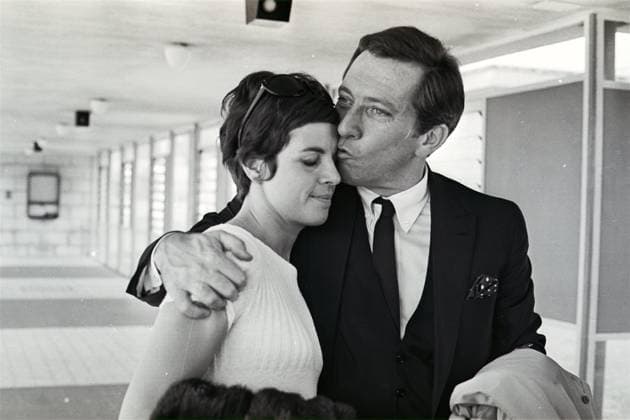 Singer Andy Williams (right) with his wife Claudine Longet at Kai Tak Airport. 09MAY67 Hong Kong Hong Kong EDITORIAL USE ONLY  Copyright: xx MPID11912645 WanxKam-yanx scmpphotos383556