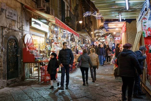 Stalls Christmas in Naples Naples, Italy - December 9, 2016: The Christmas holiday atmosphere in the heart of the city. San Gregorio Armeno, the most famous street in the world for the sale of cribs and commemorative statues. Rome Italy Copyright: xGennaroxLeonardix