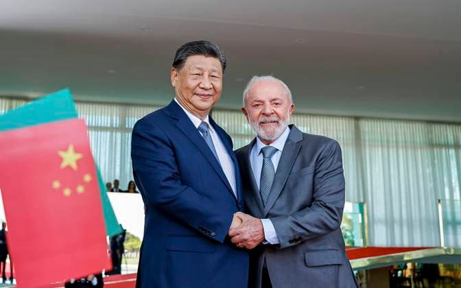 News Themen der Woche KW47 News Bilder des Tages November 20, 2024, Brasilia, Brazil: Chinese President Xi Jinping, left, shakes hands with Brazilian President Luiz Inacio Lula da Silva, right, on arrival at the Presidential Palace, November 20, 2024 in Brasilia, Brazil. The two leaders later signed dozens of trade and development agreements expanding their bilateral relationship. Brasilia Brazil - ZUMAp138 20241120_zaa_p138_027 Copyright: xRicardoxStuckert PalacioxDox