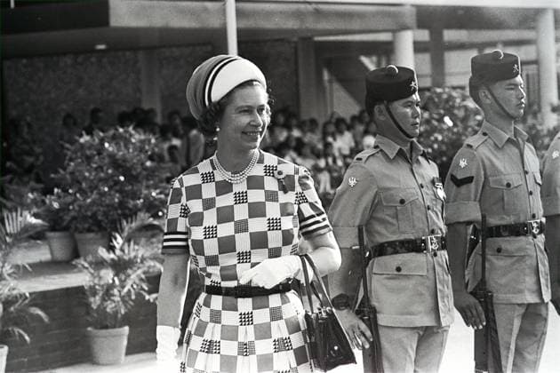 Archivbilder der Woche KW47 Queen Elizabeth II arrives at the City Hall to inspect the army. EDITORIAL USE ONLY  Copyright: xx MER2015112711141773 YauxTin-kwaix scmpphotos387578