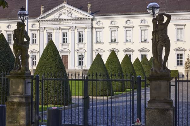 Eingangstor zum Schloss Bellevue in Berlin, Hauptstadt, kreisfreie Stadt, Bundesland Berlin, Deutschland, Europa Entrance gate to Bellevue Palace in Berlin, capital city, independent city, federal state of Berlin, Germany, Europe Copyright: imageBROKER OlafxSchulz iblosz11795821.jpg