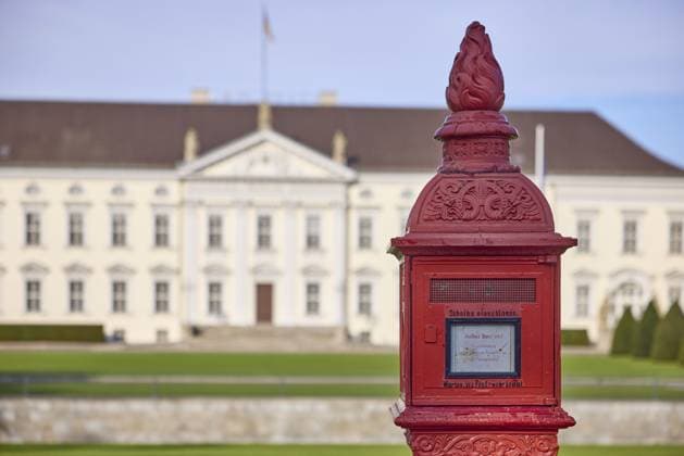 Historischer Feuermelder am Schloss Bellevue, Spreeweg, Berlin, Hauptstadt, kreisfreie Stadt, Bundesland Berlin, Deutschland, Europa Historic fire alarm at Bellevue Palace, Spreeweg, Berlin, capital city, independent city, federal state of Berlin, Germany, Europe Copyright: imageBROKER OlafxSchulz iblosz11795820.jpg