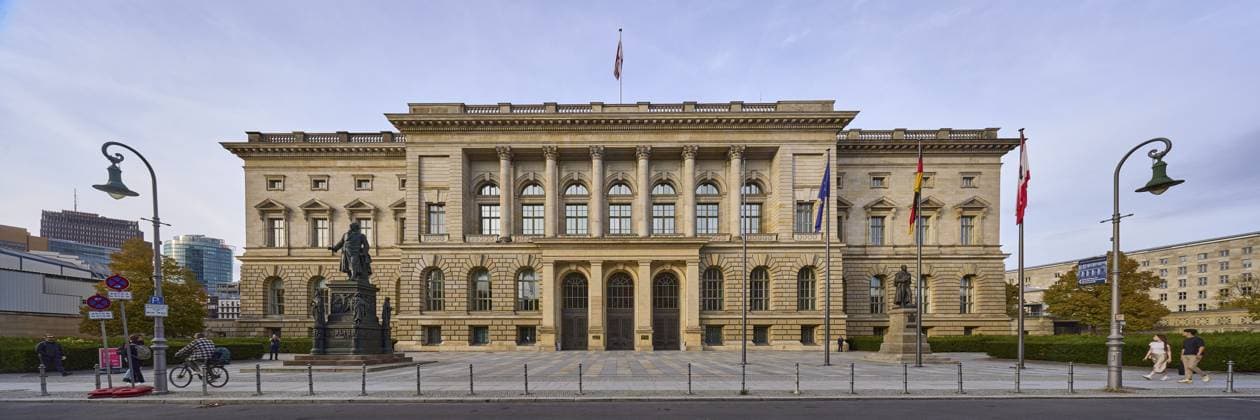Abgeordnetenhaus im Abendlicht, Niederkirchnerstraße, Berlin, Hauptstadt, kreisfreie Stadt, Bundesland Berlin, Deutschland, Europa House of Representatives in the evening light, Niederkirchnerstraße, Berlin, capital city, independent city, federal state of Berlin, Germany, Europe Copyright: imageBROKER OlafxSchulz iblosz11796011.jpg
