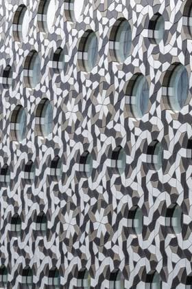 Creative Highlights World Fassade mit einem sich wiederholenden geometrischen Muster und runden Fenstern, die ein modernes Aussehen schaffen, London, UK Facade with a repetitive geometric design and circular windows creating a modern look, London, UK Copyright: imageBROKER CarlosxSanchezxPerey ibxcsp11780010.jpg