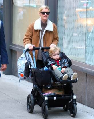Entertainment Themen der Woche KW47 Entertainment Bilder des Tages Nicky Hilton mit ihrem Sohn unterwegs in New York Nicky Hilton Walks Her Son In A Stroller - NYC Please hide the child s face prior to the publication - Nicky Hilton walks her son Chasen in a stroller in New York City, NY, USA on November 20, 2024. Photo by Dylan Travis ABACAPRESS.COM New York City NY United States  Copyright: xDylanxTravis ABACAx