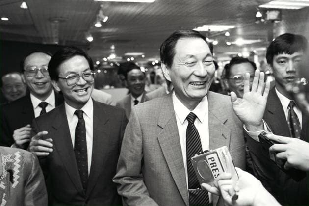 Zhu Rongji (right, front), Mayor of Shanghai, China, accompanied by Jack So Chak-kwong (second from left), Executive Director of the Hong Kong Trade Development Council (HKTDC), visits the HKTDC during his eight-day trip in Hong Kong. EDITORIAL USE ONLY  Copyright: xx MER2016052213501998 PostxStaffxPhotographerx scmpphotos393091