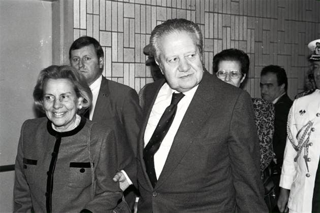 Portuguese President Dr Mario Soares and his wife Maria arriving in Hong Kong on their way to Macau. EDITORIAL USE ONLY  Copyright: xx MER2016052215074172 PostxStaffxPhotographerx scmpphotos395715