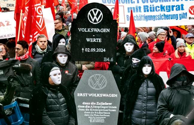 Bilder des Jahres 2024, News 11 November News Themen der Woche KW47 News Bilder des Tages IG Metall Demo Volkswagen Ein symbolischer VW Sarg wird von Volkswagen Mitarbeiteinnen zu den Tarifverhandlungen von Volkswagen und IG Metall vor der Volkswagen Arena getragen, aus Protest gegen Werkschließungen und Entlassungen, Wolfsburg, 21.11.2024. Wolfsburg Niedersachsen Deutschland *** IG Metall Demo Volkswagen A symbolic VW coffin is carried by Volkswagen employees to the collective bargaining negotiations of Volkswagen and IG Metall in front of the Volkswagen Arena in protest against plant closures and layoffs, Wolfsburg, 21 11 2024 Wolfsburg Lower Saxony Germany