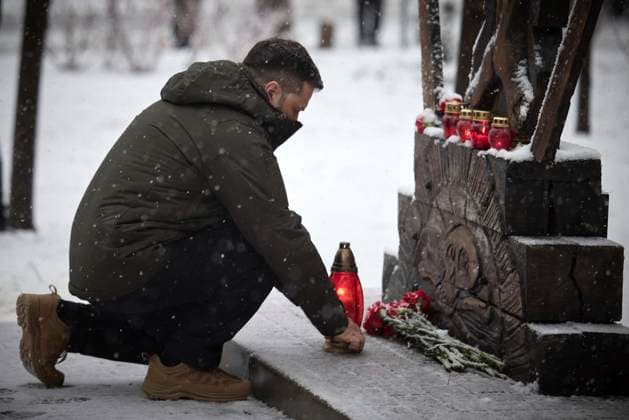 News Themen der Woche KW47 News Bilder des Tages November 21, 2024, Kiev, Kyiv Oblast, Ukraine: Ukrainian President Volodymyr Zelenskyy, places a votive lamp in honor of the Ukrainians who died during the Revolution of Dignity at the Alley of Heavenly Hundred Heroes, November 21, 2024 in Kyiv, Ukraine. Nearly 100 civilians died in violent clashes demanding democracy and the end to Russian control of Ukraine. Kiev Ukraine - ZUMAp138 20241121_zaa_p138_006 Copyright: xUkrainexPresidency UkrainianxPrex