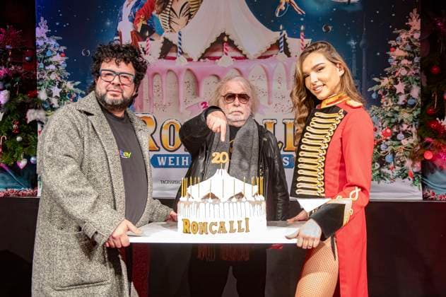 Bilder des Jahres 2024, Entertainment 11 November Entertainment Themen der Woche KW47 Entertainment Bilder des Tages Oliver Polak, Bernhard Paul und Lili Paul-Roncalli bei der Pressekonferenz zum 20. Roncalli Weihnachtscircus 2024 im Tempodrom. Berlin, 21.11.2024 *** Oliver Polak, Bernhard Paul and Lili Paul Roncalli at the press conference for the 20th Roncalli Weihnachtscircus 2024 at the Tempodrom Berlin, 21 11 2024 Foto:xM.xBehrensx xFuturexImagex roncalli_4124