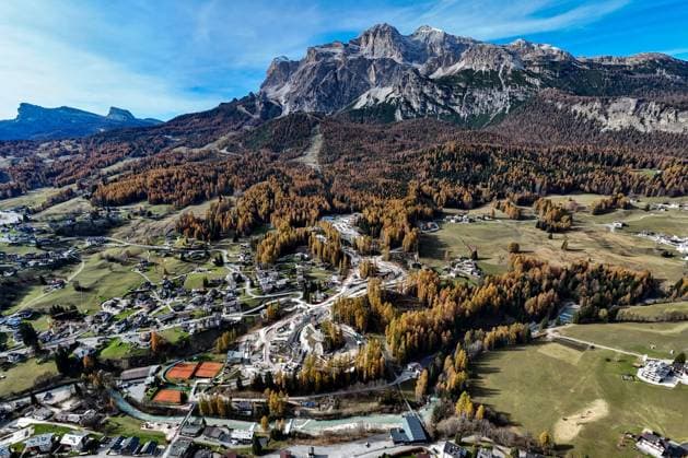 Cortina d™Ampezzo THEMENBILD - Cortina d™Ampezzo ist ein renommiertes Winter- und Bergsportzentrum, das Austragungsort der Olympischen Winterspiele 1956 sowie der Alpinen Skiweltmeisterschaften 1932, 1941 und 2021 war. Gemeinsam mit Mailand sollen in dem Ort die Olympischen Winterspiele 2026 ausgetragen werden. Der Tourismus dominiert den Ort aus wirtschaftlicher wie kultureller Sicht. Zusammen mit elf weiteren italienischen Wintersportgebieten gehört Cortina d™Ampezzo zum Verbund Dolomiti Superski. Hier im Bild Baustelle der Olympia-Eisbahn am Fusse der Tofana. Cortina d™Ampezzo, Italien am Samstag, 9. November 2024 Cortina d Ampezzo is a renowned winter and mountain sports center that hosted the 1956 Winter Olympics and the Al  EP_gro