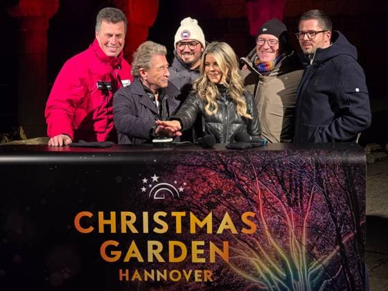 Entertainment Themen der Woche KW47 News Bilder des Tages Entertainment Bilder des Tages Eröffnung Christmas Garden in Hannover Der Christmas Garden im Erlebnis-Zoo Hannover ist seit dem 21. November 2024 eröffnet. Die vorweihnachtliche Lichtershow wurde von Peter Maffey und Hendrijke Balsmeyer gestartet. *** Opening of the Christmas Garden in Hanover The Christmas Garden at Hanover Adventure Zoo opened on November 21, 2024 The pre-Christmas light show was launched by Peter Maffey and Hendrijke Balsmeyer Copyright: xBerndxGüntherx