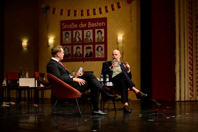 Entertainment Themen der Woche KW47 Entertainment Bilder des Tages Daniel Morgenroth und Holger Friedrich beim Bühnengespräch zum Thema Meinungsvielfalt und die Presselandschaft mit Intendant Dr. Daniel Morgenroth und Verleger Holger Friedrich im Großen Saal (Haus Görlitz) im Gerhart-Hauptmann-Theater Görlitz-Zittau. Görlitz, 21.11.2024. Sachsen *** Daniel Morgenroth and Holger Friedrich at the stage talk on the subject of diversity of opinion and the press landscape with artistic director Dr Daniel Morgenroth and publisher Holger Friedrich in the Great Hall Haus Görlitz at the Gerhart Hauptmann Theater Görlitz Zittau Görlitz, 21 11 2024 Saxony Copyright: xMATTHIASxWEHNERTx
