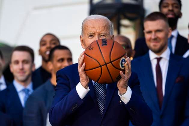 Bilder des Jahres 2024, News 11 November News Themen der Woche KW47 News Bilder des Tages US President Joe Biden pretends to shoot a basketball while welcoming the 2024 NBA champion Boston Celtics to the White House in Washington, DC, USA, 21 November 2024. President Biden accepted a Celtics jersey with his name on it from Celtics players Jayson Tatum and Derrick White.  WASP20241121156 JIMxLOxSCALZO