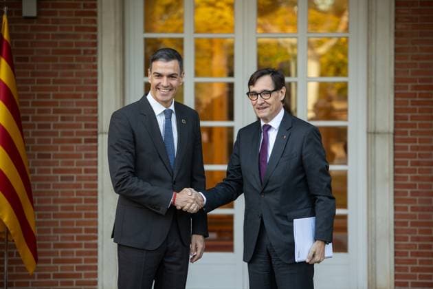 News Themen der Woche KW47 News Bilder des Tages Pedro Sánchez meets with the President of the Generalitat de Catalunya, Salvador Illa The President of the Government, Pedro Sánchez i , meets with the President of the Generalitat de Catalunya, Salvador Illa d , at La Moncloa Palace, on November 22, 2024, in Madrid Spain Sánchez today closes his round of bilateral meetings with regional leaders, which began on September 20 with the aim of strengthening collaboration between the State and the autonomous communities 22 NOVEMBER 2024 PRESIDENT CATALONIA CATALONIA MEETING MEETING CCAA Alejandro Martínez Vé Madrid Madrid Spain  Copyright: xAlejandroxMartinezxVÃ lezx 6358210