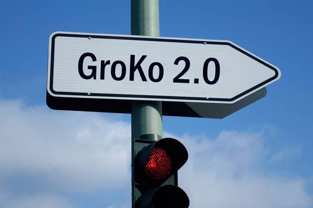 Wegweiser mit GroKo 2.0 und rote Ampel Wegweiser mit GroKo 2.0 und rote Ampel, 22.11.2024, Borkwalde, Brandenburg, Über einer roten Ampel befindet sich ein Wegweiser mit dem Schriftzug Groko 2.0. *** Signpost with GroKo 2 0 and red traffic light Signpost with GroKo 2 0 and red traffic light, 22 11 2024, Borkwalde, Brandenburg, Above a red traffic light there is a signpost with the lettering Groko 2 0