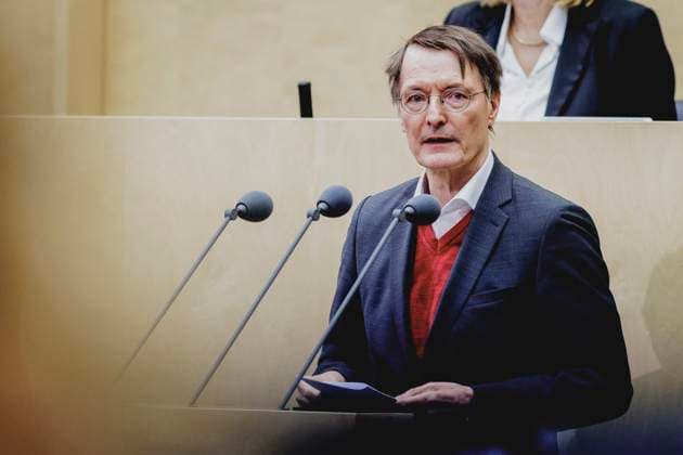News Themen der Woche KW47 News Bilder des Tages Karl Lauterbach (SPD), Bundesminister fuer Gesundheit, aufgenommen im Rahmen der Sitzung des Bundesrates zur Debatte ueber die Krankenhausreform in Berlin, 22.11.2024. Berlin Deutschland *** Karl Lauterbach SPD , Federal Minister of Health, recorded during the session of the Bundesrat on the debate on hospital reform in Berlin, 22 11 2024 Berlin Germany Copyright: xFlorianxGaertnerx