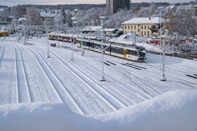 Zug fährt auf schneebedeckten Schienen in Kreuzlingen *** Train runs on snow-covered tracks in Kreuzlingen