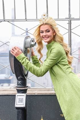 Bilder des Jahres 2024, Entertainment 11 November Entertainment Themen der Woche KW47 Entertainment Bilder des Tages November 22, 2024, New York City, Ny, USA: Miss Universe Victoria Kjaer Theilvig poses for photos during a ceremony that will illuminate the Empire State Building with the colors of the Danish flag in honor of Miss Universe 2024 at the Empire State Building in New York in the United States this Friday, 22. New York City USA - ZUMAc233 20241122_zsp_c233_005 Copyright: xVanessaxCarvalhox