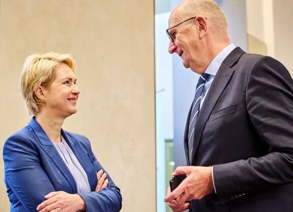 News Bilder des Tages 1049.Bundesratssitzung - Manuela Schwesig + Dietmar Woitke EUR, DEU, Berlin, 22.11.2024: 1049.Bundesratssitzung v.l.n.r. Brandenburgs Ministerpräsident Dietmar Woitke (SPD) und Manuela Schwesig, Ministerpräsidentin Mecklenburg-Vorpommern (SPD) im Gespräch zu aktuellen Themen. *** 1049 Federal Council meeting Manuela Schwesig Dietmar Woitke EUR, DEU, Berlin, 22 11 2024 1049 Federal Council meeting f l n r Brandenburgs Minister President Dietmar Woitke SPD and Manuela Schwesig, Minister President of Mecklenburg-Western Pomerania SPD discussing current issues