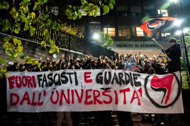 News Themen der Woche KW47 News Bilder des Tages November 22, 2024, Rome, Rm, Italy: At the end of the day, antifa students reach the entrance of Economics Faculty holding the banner: Let s get fascists and Police out of the University Rome Italy - ZUMAg256 20241122_znp_g256_017 Copyright: xMarcoxDixGianvitox