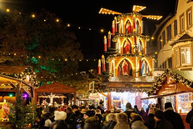 News Themen der Woche KW47 News Bilder des Tages Zeitgeschehen: Rüdesheimer Weihnachtsmarkt der Nationen, Rüdesheim, 22.11.2024 Impressionen vom Rüdesheimer Weihnachtsmarkt der Nationen; Die ersten Besucher schlängeln sich durch die Rüdesheimer Altstadt; Pyramide; vorweihnachtliche Stimmung; Glühwein; Kultur; Adventszeit; 22.11.2024 Rüdesheim Innenstadt Hessen Deutschland *** Current events Rüdesheim Christmas Market of Nations, Rüdesheim, 22 11 2024 Impressions of the Rüdesheim Christmas Market of Nations The first visitors meander through Rüdesheims old town Pyramid pre-Christmas atmosphere Mulled wine Culture Advent season 22 11 2024 Rüdesheim city center Hesse Germany Copyright: xBEAUTIFULxSPORTS Hahnex