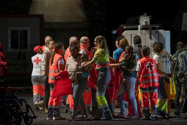 News Bilder des Tages A new cayuco arrives with 141 migrants to El Hierro Canarias Several migrants are attended by emergency services upon arrival at the port of La Restinga de El Hierro, November 22, 2024, in El Hierro, Santa Cruz de Tenerife, Tenerife, Canary Islands Spain Salvamento Marítimo has rescued 141 migrants this afternoon who were traveling in a boat drifting about 50 NM from the island of El Hierro After the rescue they have been embarked on the Salvamar Adhara which has transferred them to the port of La Restinga where they have been attended by the emergency services The total number of people rescued from the cayuco amounts to 141, of which 25 women and 3 babies, apparently all in good health 22 NOVEMBER 2024 CAYUCO MIGRANTS IMMIGRANTS RESCUE S  Copyright: xAntonioxSemperex 6360873