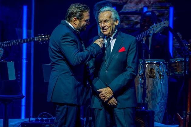 Entertainment Themen der Woche KW47 Entertainment Bilder des Tages 22.11.2024, xkkux, Düsseldorf, Mitsubishi Electric HALLE, Da Capo Udo Jürgens - Gedenk-Konzert zusammen mit dem Original Live-Orchester unter der Leitung von Pepe Lienhard. Bei der Best-Of Show wurden auf einer großen LED-Wand Bilder und Videos der Musiklegende Udo Jürgens gezeigt. NRW Deutschland *** 22 11 2024, xkkux, Düsseldorf, Mitsubishi Electric HALLE, Da Capo Udo Jürgens memorial concert together with the original live orchestra under the direction of Pepe Lienhard At the Best Of Show, pictures and videos of the music legend Udo Jürgens were shown on a large LED wall NRW Germany