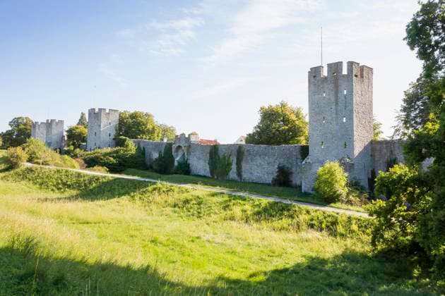 Visby ring wall, north moat, north wall with market tower and saddle tower The ring wall is on the UNESCO World Heritage List Moats, beautiful walk straight, summer, Gotland Visby Sweden x2727x  Copyright: xHelenaxLarsson N TTx