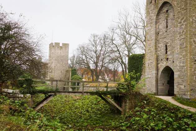 Visby ring wall on an overcast fall day, the footbridge at Snäckgärdsporten, Norder gravar, Gotland Sweden x2727x  Copyright: xHelenaxLarsson N TTx