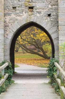 close-up through gate visby ring wall on an autumn day, Snäckgärdsporten, Norder gravar, cityscape, Gotland Sweden x2727x  Copyright: xHelenaxLarsson N TTx