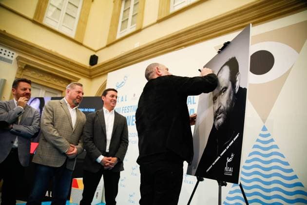 Actor Karra Elejalde unveils the Star in his honor on the Paseo de la Fama in Almería Actor Karra Elejalde signs a photo of himself for having received the tribute award Almería, tierra de cine, on November 23rd, 2024 in Almería Andalucía, Spain The Almeria International Film Festival FICAL has awarded the Almería, tierra de cine award to actor Karra Elejalde, who will have his star on the Paseo de la Fama in front of the citys Cervantes Theater 23 NOVEMBER 2024 Marian Leó Almeria Almeria Almeria Spain  Copyright: xMarianxLeonx 6361269