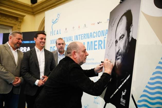 Actor Karra Elejalde unveils the Star in his honor on the Paseo de la Fama in Almería Actor Karra Elejalde signs a photo of himself for having received the tribute award Almería, tierra de cine, on November 23rd, 2024 in Almería Andalucía, Spain The Almeria International Film Festival FICAL has awarded the Almería, tierra de cine award to actor Karra Elejalde, who will have his star on the Paseo de la Fama in front of the citys Cervantes Theater 23 NOVEMBER 2024 Marian Leó Almeria Almeria Almeria Spain  Copyright: xMarianxLeonx 6361268