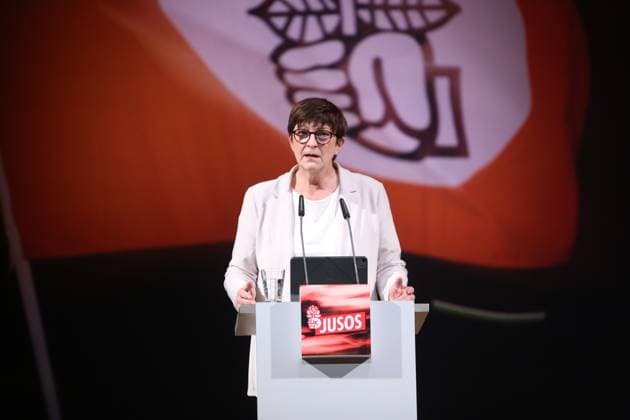 Halle (Saale), Sachsen-Anhalt, Deutschland, 23.11.2024: Juso-Bundeskongress 2024: SPD-Chefin Saskia Esken *** Halle Saale , Saxony-Anhalt, Germany, 23 11 2024 Juso Federal Congress 2024 SPD leader Saskia Esken Copyright: xdtsxNachrichtenagenturx dts_52418