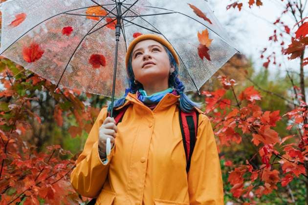 Contemplative woman holding umbrella in autumn park model released, Symbolfoto, YTF01371