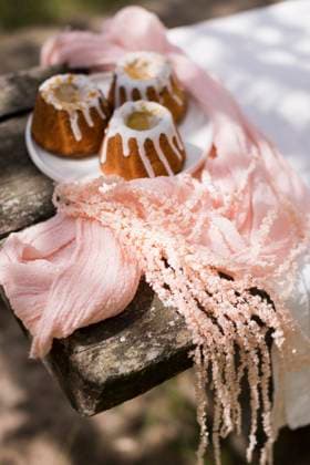 IMAGO Creative, Lifestyle, Feste im Garten #2 Cupcakes served in plate on table at garden party, ONAF01034