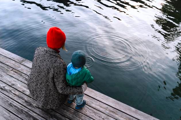 Mother and baby boy on wooden pier over lake lake model released, Symbolfoto, NDEF02027