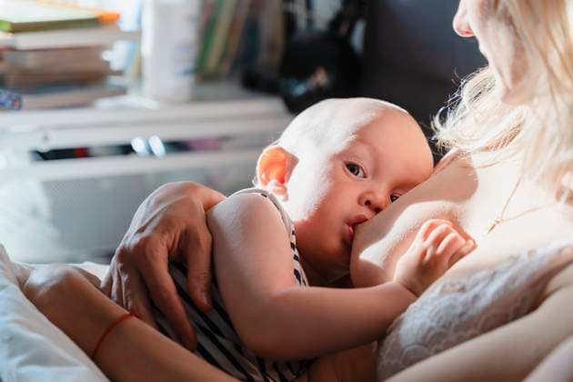 IMAGO Creative, Diversity, Mütter Mother breastfeeding baby boy at home model released, Symbolfoto property released, NDEF02041