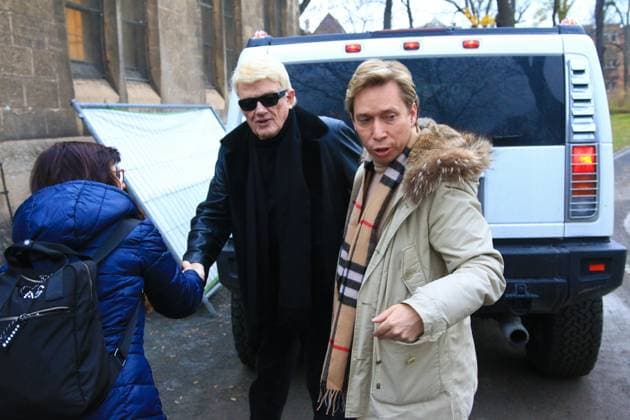 Heino Frieden auf Ewigkeit Reading with Barbara Wussow Erfurt, 23 11 2024 Heino with manager Helmut Werner arriving before the reading Heino Frieden auf Ewigkeit Reading with Barbara Wussow in the Thomaskirche in Erfurt Thuringia Germany Copyright: xMatthiasxGränzdörferx