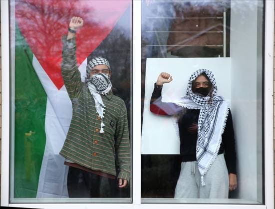 News Themen der Woche KW47 News Bilder des Tages November 23, 2024, Cambridge, England, UK: Students occupying the building raise their arms in resistance through the window during the rally. Supporters rally outside Greenwich House as pro-Palestine students occupy Greenwich House at Cambridge University, protesting their complicity in Israeli war crimes. Cambridge UK - ZUMAmp3_ 20241123_zip_mp3_006 Copyright: xMartinxPopex